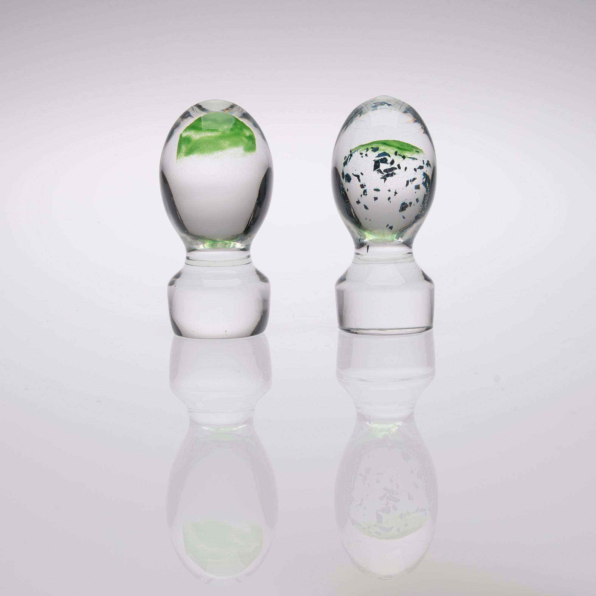 KONSTGLAS / BREVPRESS, 2 st, glas, "Kuukuna", signerade Nanny Still, Riihimäen Lasi.