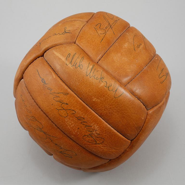 FOTBOLL MED AUTOGRAFER, läder, enligt uppgift från VM 1958.