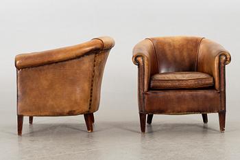 A PAIR OF LEATHER ARMCHAIRS.