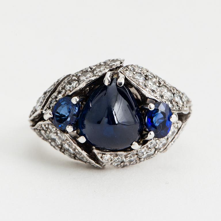 RING, 18K white gold with sapphires approx 6.60 cts + diamonds 1.45 cts.
