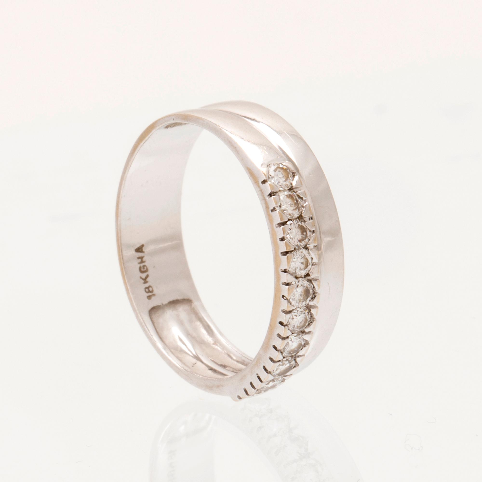 An 18K white gold ring set with round brilliant-cut diamonds.