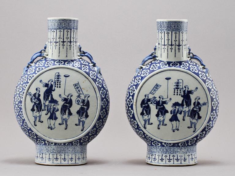 PILGRIMSKRUS, ett par, porslin, Kina, 1800-tal.