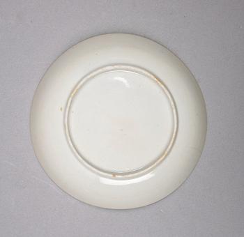 TEKOPPAR MED FAT, 4 st samt ASSIETTER, 2 st, porslin, Kina, 1700-1800-tal.