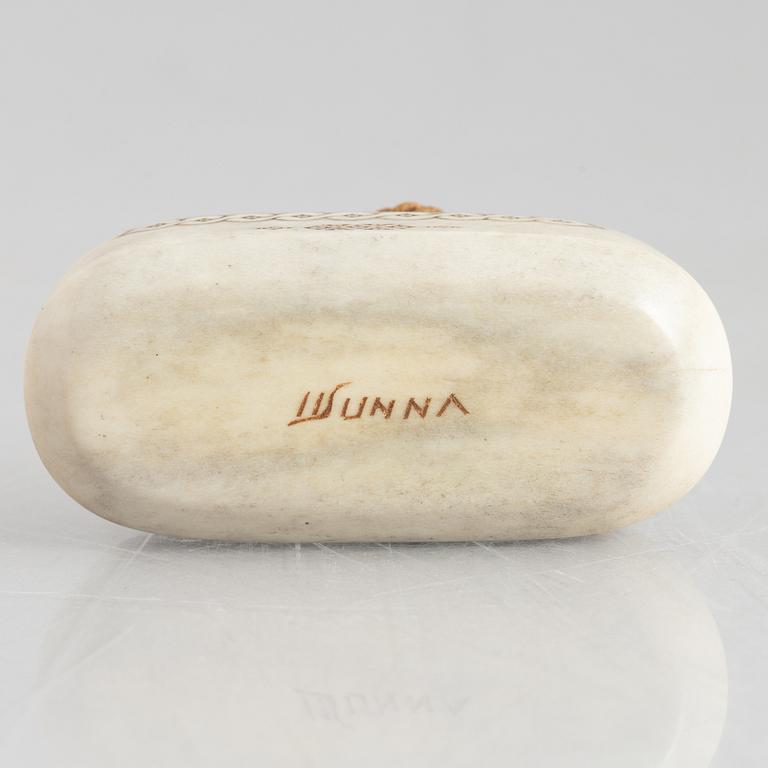 Lars Levi Sunna, a reindeer horn box., signed.