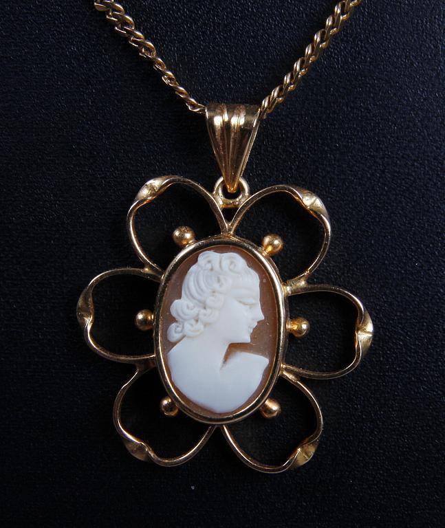 CAMÉ MED HALSKEDJA, guld 18K, bl a 1947, totalvikt 13,4.