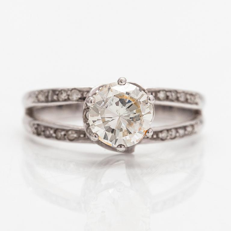 Ring, 18K vitguld och diamanter ca 1.50 ct totalt. Med certifikat.