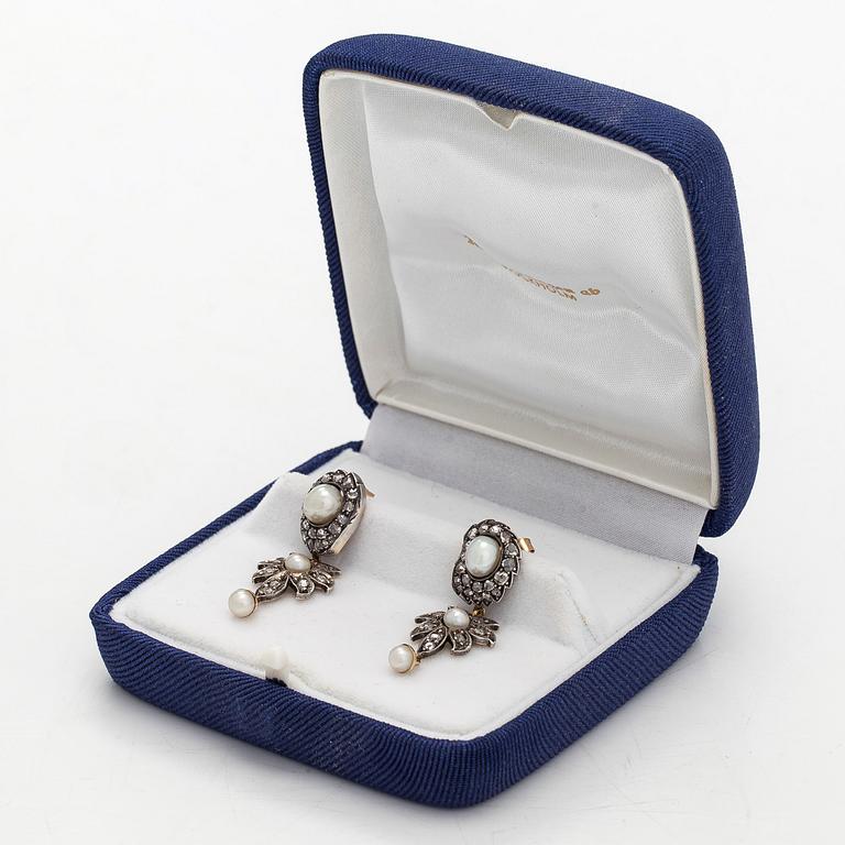 Örhängen med pärlor och rosenslipade diamanter.