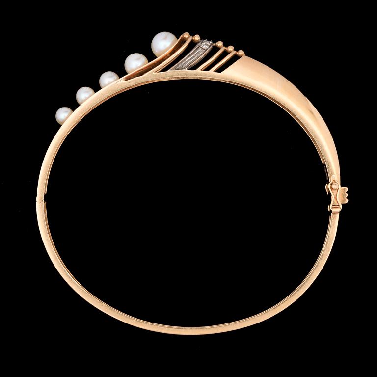 ARMRING, 18k guld, pärlor och briljantslipade diamanter. Hovjuvelerare Svedboms Guldsmeds AB, Vetlanda, 1963. Vikt ca 15.