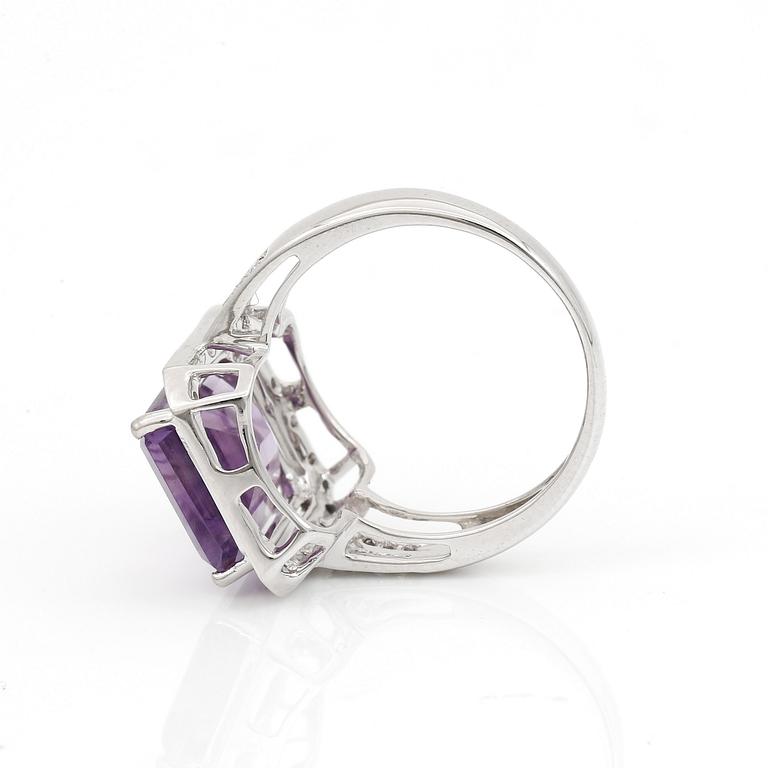 RING, trappslipad ametist, ca 4,35 ct omgiven av små diamanter.