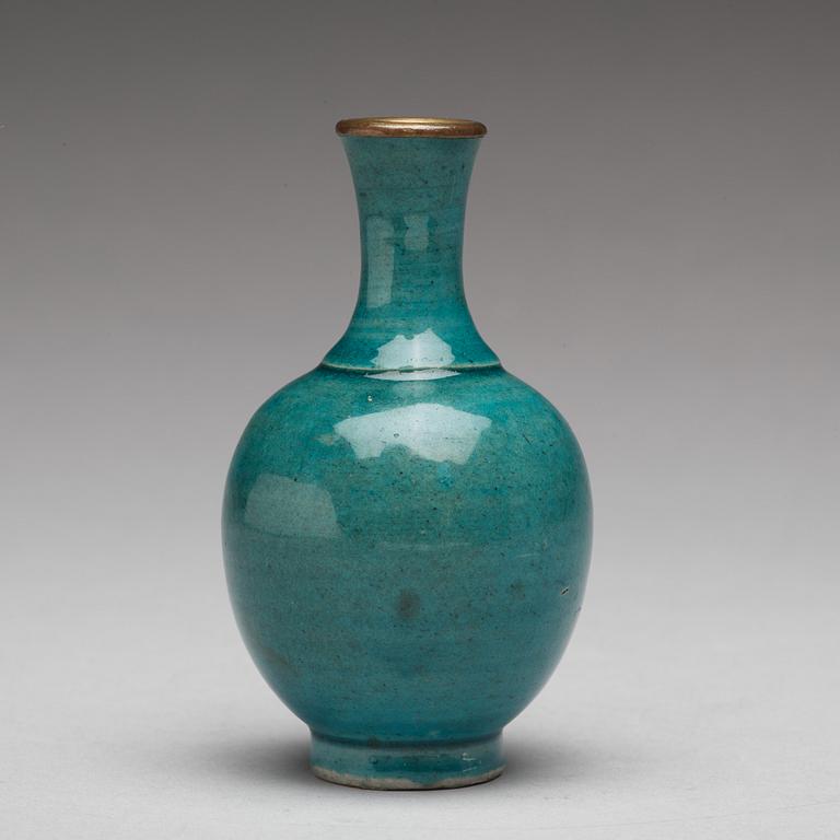 A turkoise glazed vase, Qing dynasty, Kangxi (1662-1722).