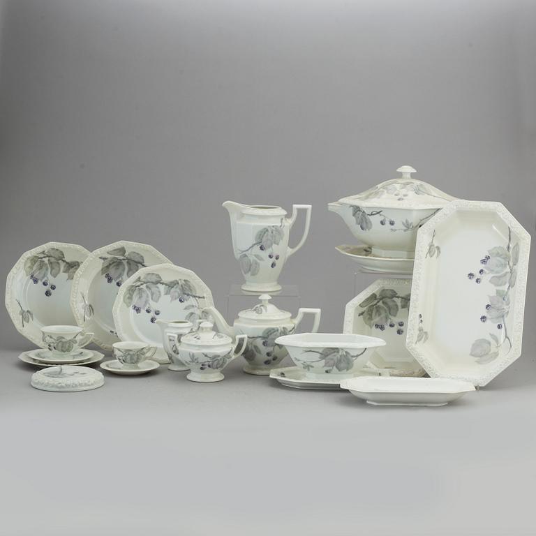 MAT- samt KAFFE/TESERVIS, 114 delar, porslin. Rosenthal, "Maria Björnbär", 1900-talets andra hälft.