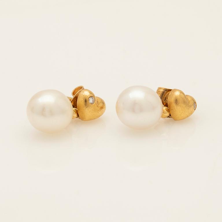 Ole Lynggaard, earrings, a pair, 18K gold with pearl and diamond.