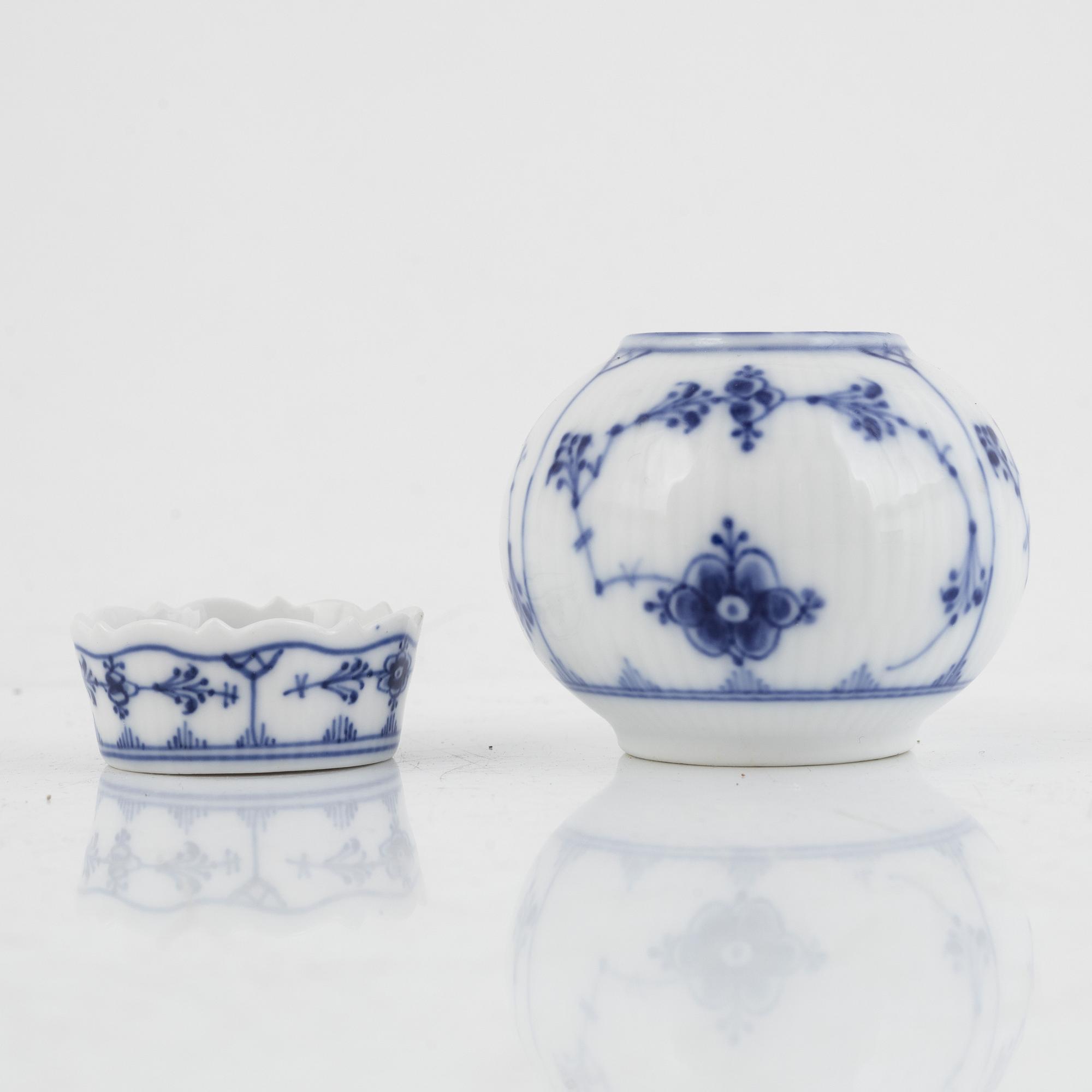 Servisdelar, 15 st, porslin, "Musselmalet", Royal Copenhagen, Danmark.