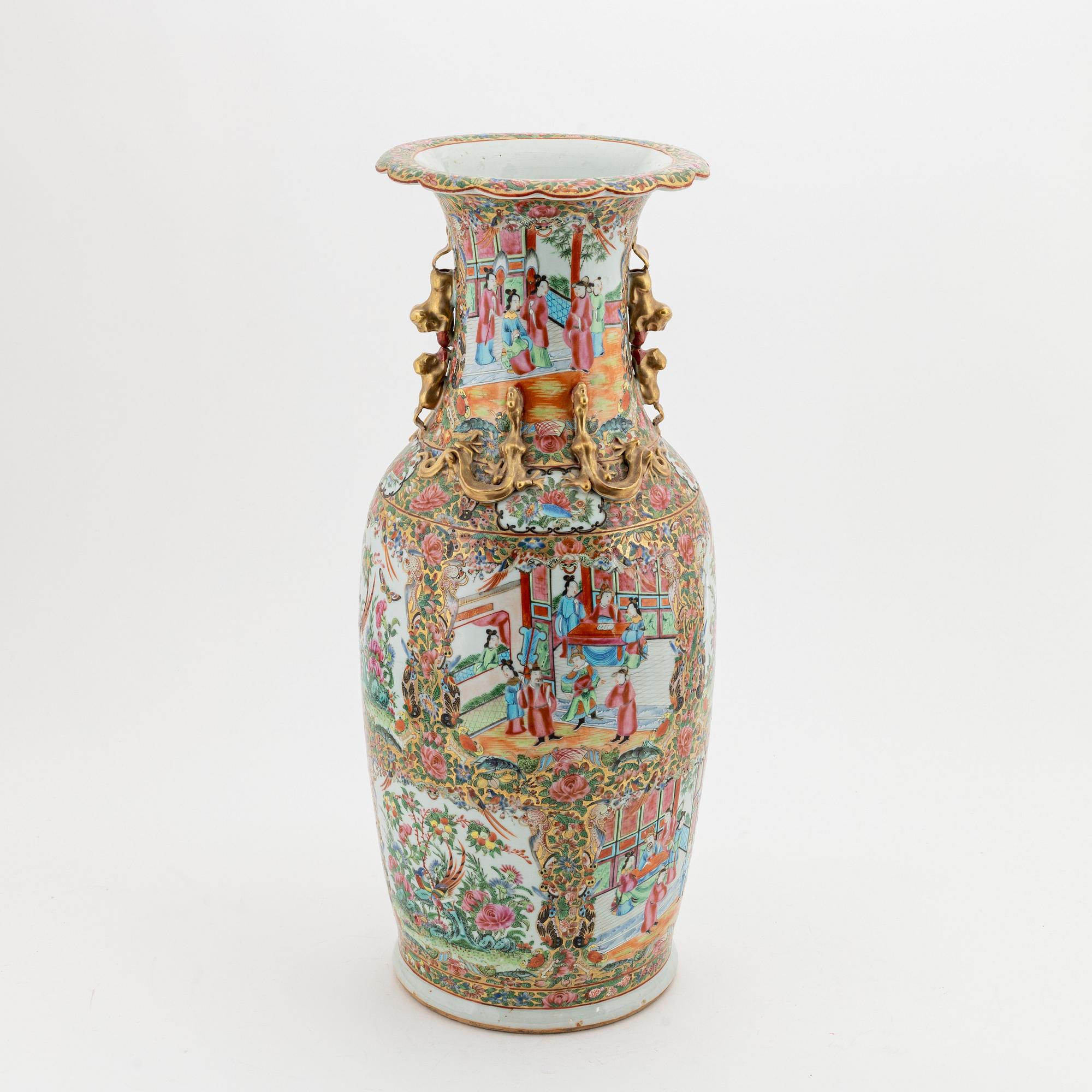 A large famille rose Canton vase, Qing dynasty, 19th Century.