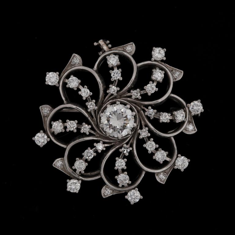 A brilliant cut diamond brooch, app. 1 ct, with brilliant cut diamonds tot. app. 0.90 ct.