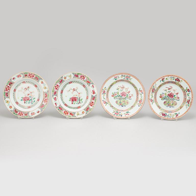 A set of four (2+2) dinner plates, Qing dynasty, Qianlong (1736-95).