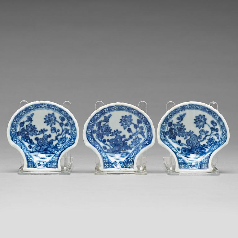 SMÖRSNÄCKOR, tre stycken, kompaniporslin. Qingdynastin, Qianlong (1736-95).