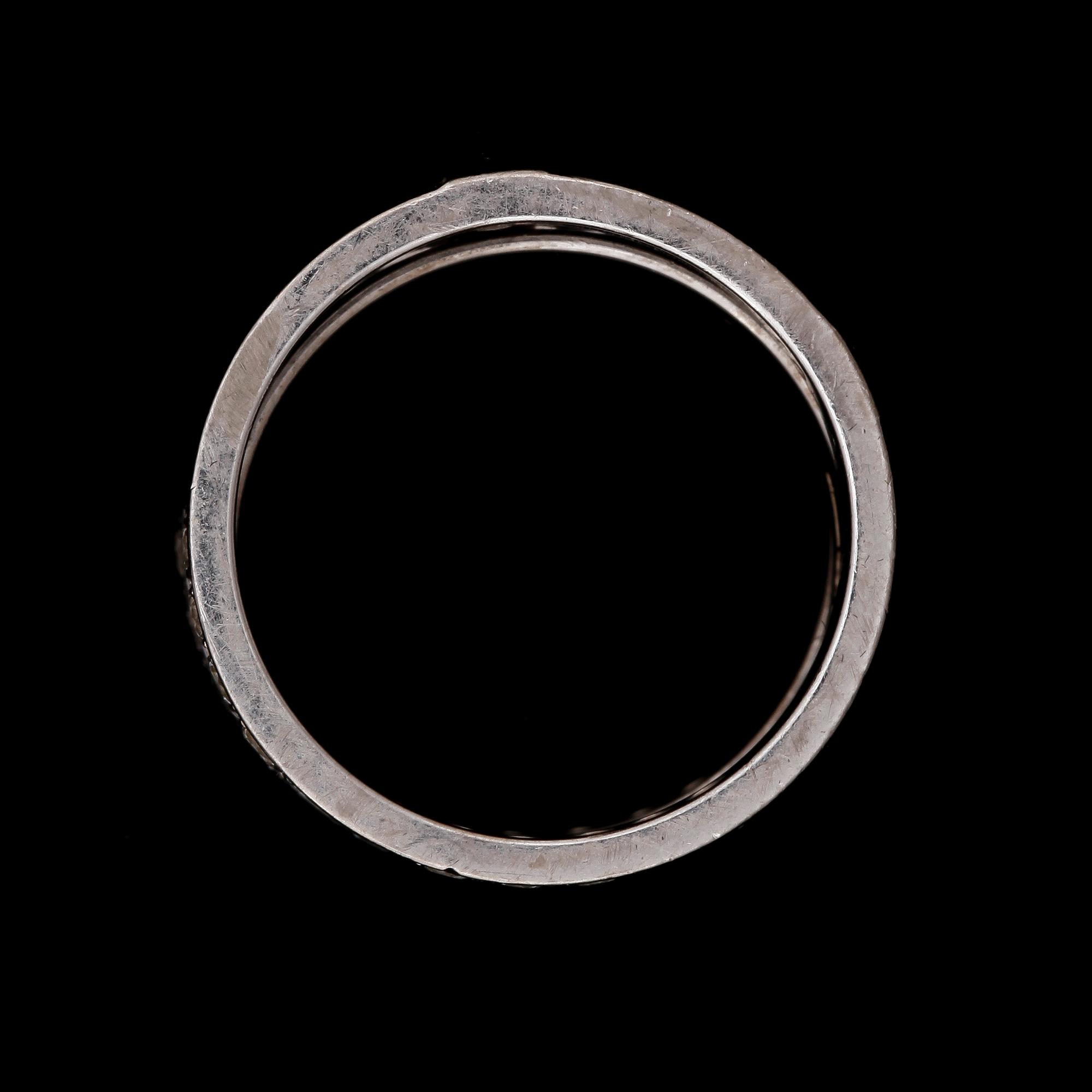 RING, 18K vitguld med flera mindre briljanslipade diamanter. Harper W David, Stockholm. Vikt 9,2g.