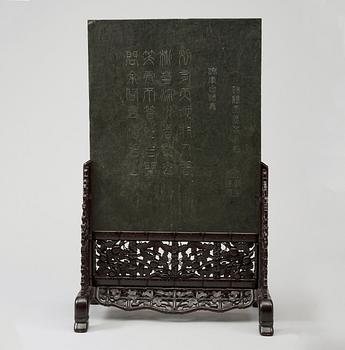 PRAKTSKÄRMAR, ett par med stativ, nefrit. Kina, 1900-talets första hälft.