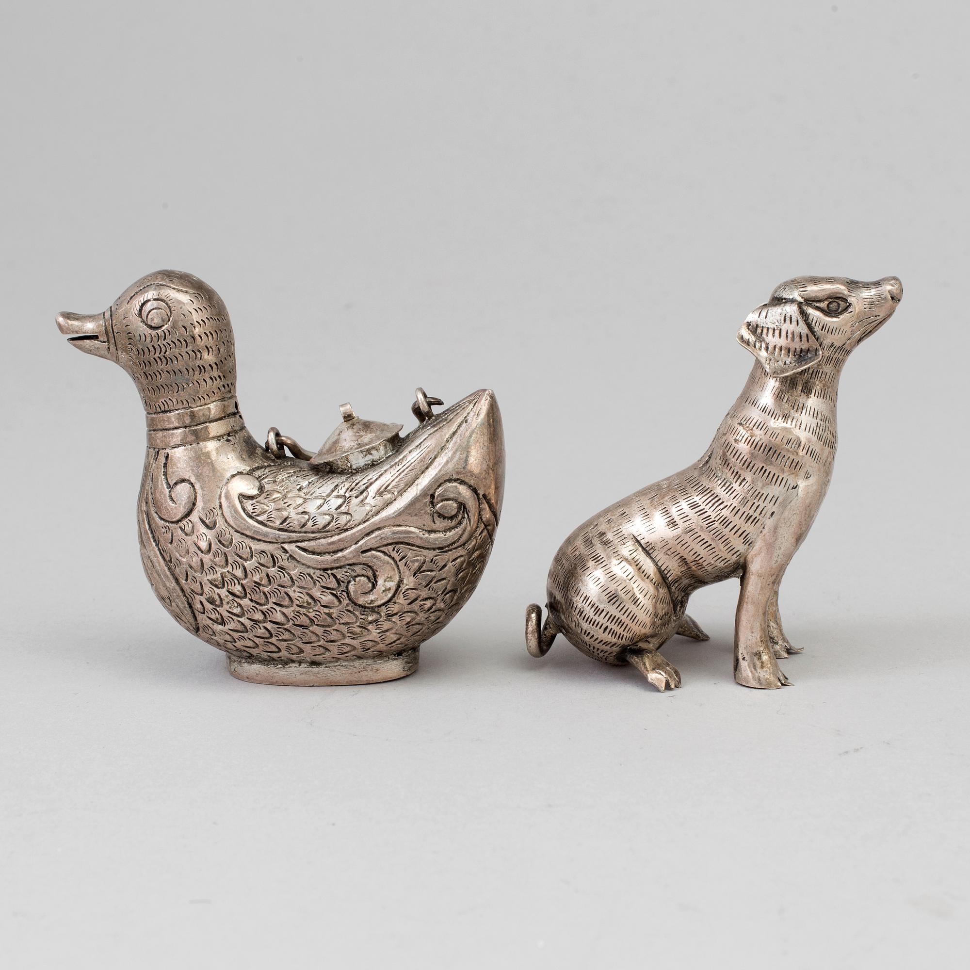 FIGURINER, två stycken, låghaltigt silver. Kina, 1900-tal.