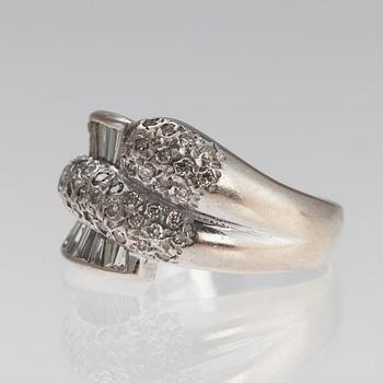 A RING, 18K white gold. Brilliant- and baguette cut diamonds c. 1.40 ct. Size 16+. Weight 8,4 g.