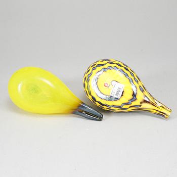 OIVA TOIKKA, två glasfåglar, Yellow Grouse (Keltariekko) 2014–2017, signerade O. Toikka, Iittala och Nuutajärvi.