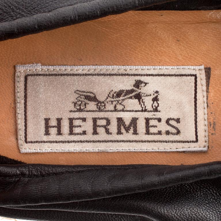 HERMÈS, a pair of leather espadrillos. Size 38.