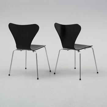 ARNE JACOBSSON, stolar, 7 st, "Sjuan", Fritz Hansen, 1900-talets slut.