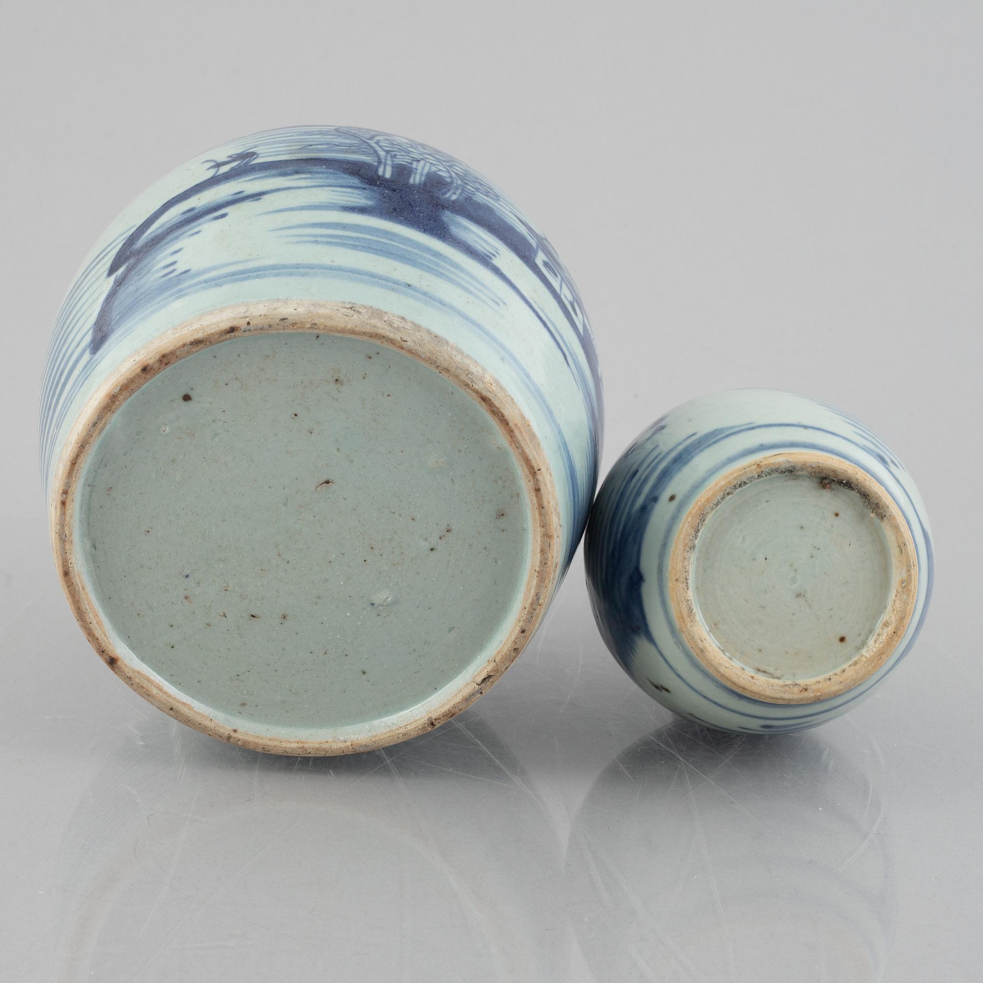 A porcelain flask and urn with cover, China, Qing dynasty, 19th century.