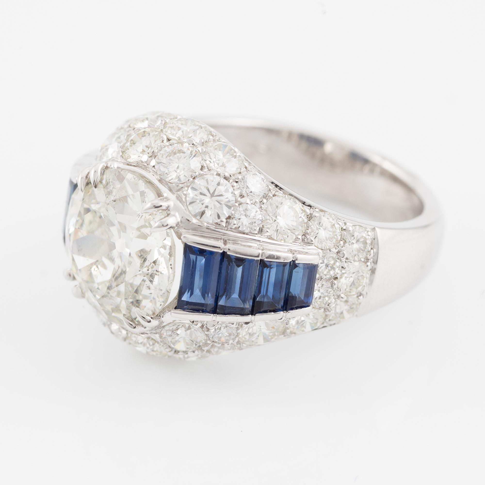 A ring 18K white gold set with an old-cut diamond.