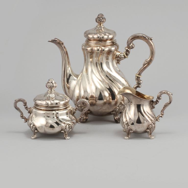 KAFFESERVIS, tre delar, silver, nyrokokostil, 1900-talets mitt, vikt 1177 gram.