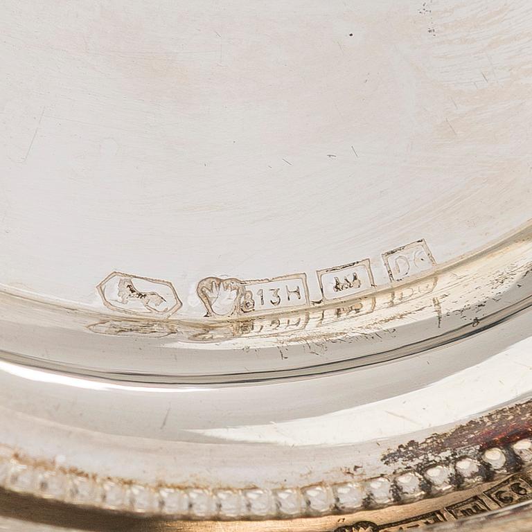 Lasinalusia, 18 kpl, cocktaillusikoita, 7 kpl, hopea, ja pullonalusia 3 kpl, alpakka, suomalaiset valmistajat, 1930-luku.