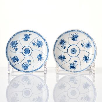 Koppar med fat, ett par, mjukt porslin. Qingdynastin, Kangxi (1662-1722).