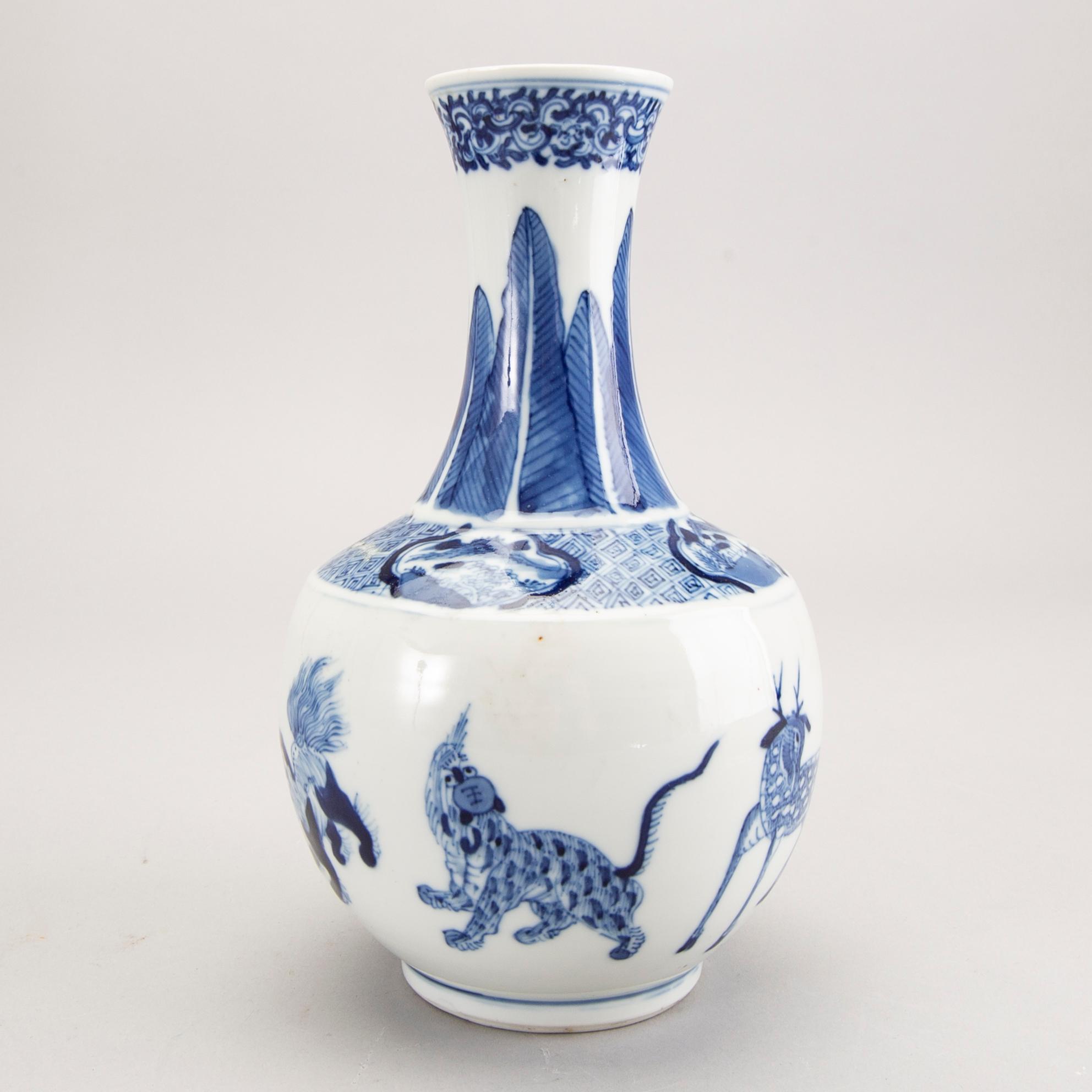 A late Qing blue and white porcelain vase.