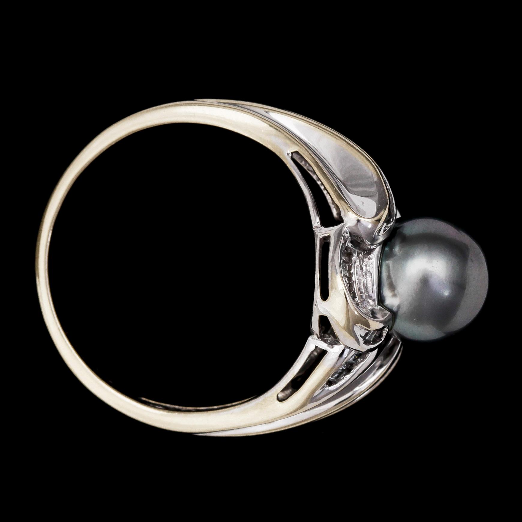 RING, cultured Tahitipearl, 8,5 mm, and brilliant and baguette cut diamonds, tot. 0.25 cts.