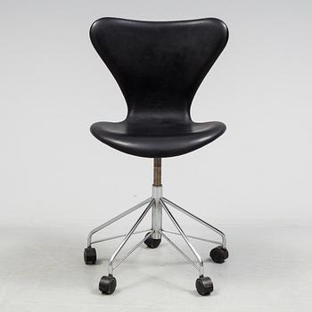 ARNE JACOBSEN, "Sjuan". Modell 3117.  Fritz Hansen, Danmark. 1900-talets andra hälft.