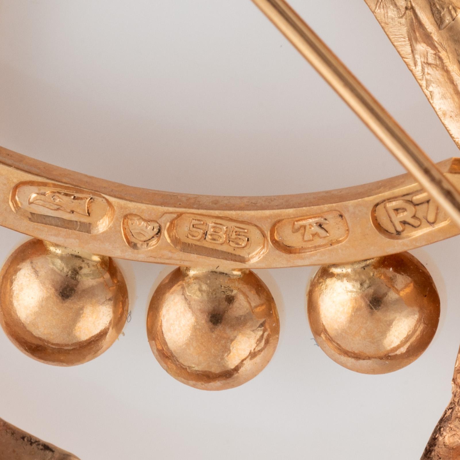 Auran Kultaseppä Oy, 14K gold and pearl brooch.