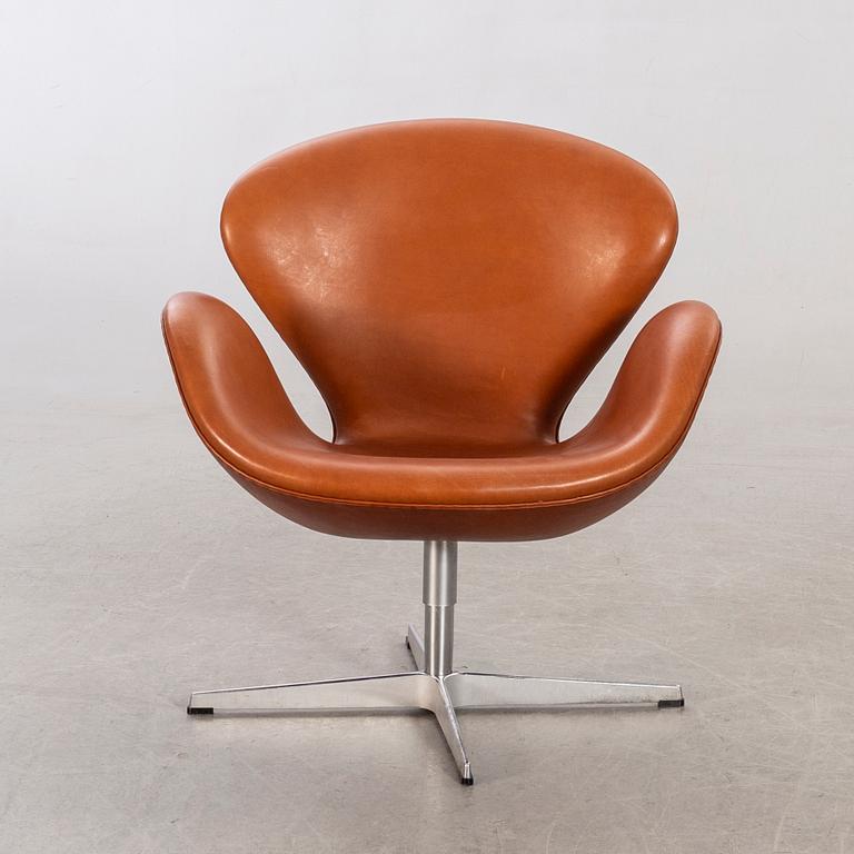 ARNE JACOBSEN, fåtölj, "Svanen", för Fritz Hansen Danmark, 2004.