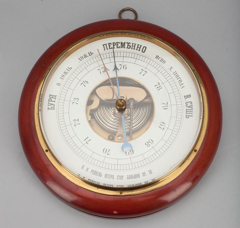 BAROMETER, trä och mässing, med kyrilliska bokstäver, Ryssland 1900-tal.