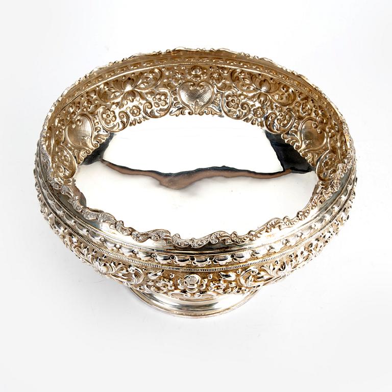 An Indian early 1900s silver bowl, weight 1160 grams.