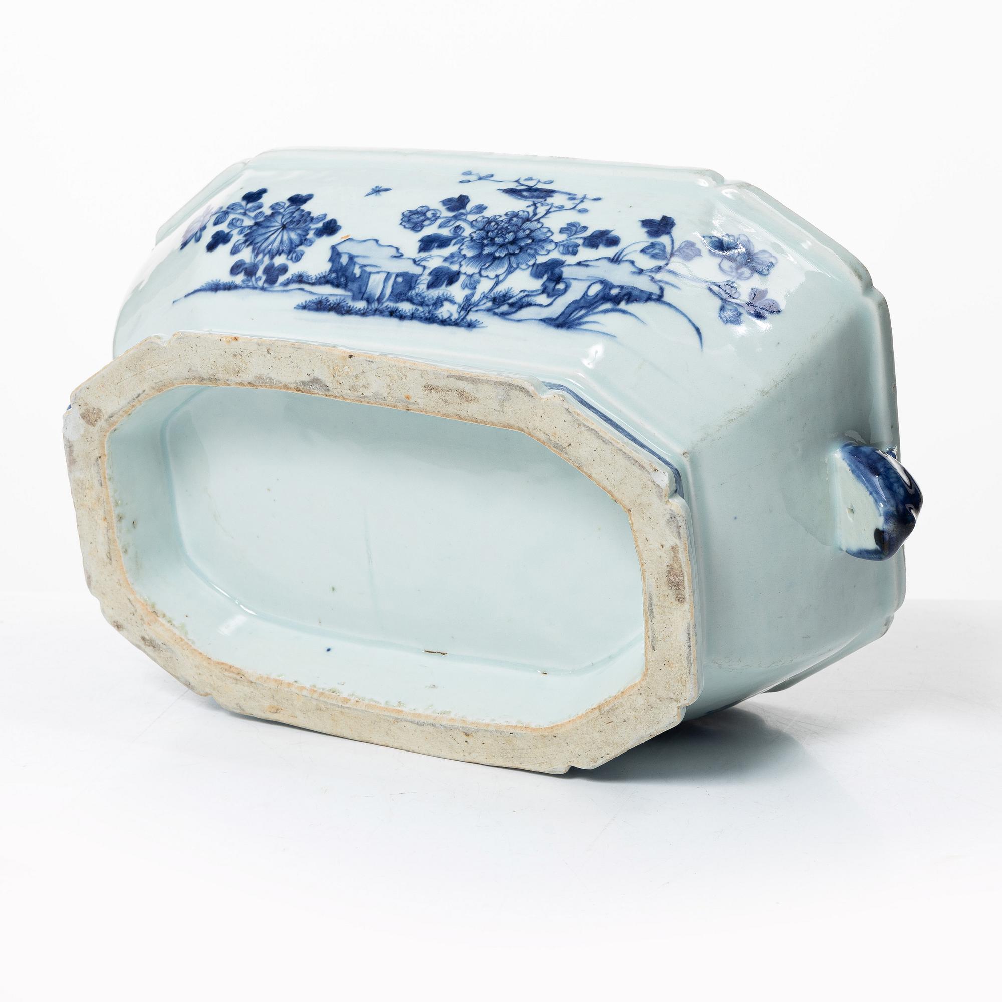 Four blue and white export porcelain service pieces, China, Qing dynasty 18th century.