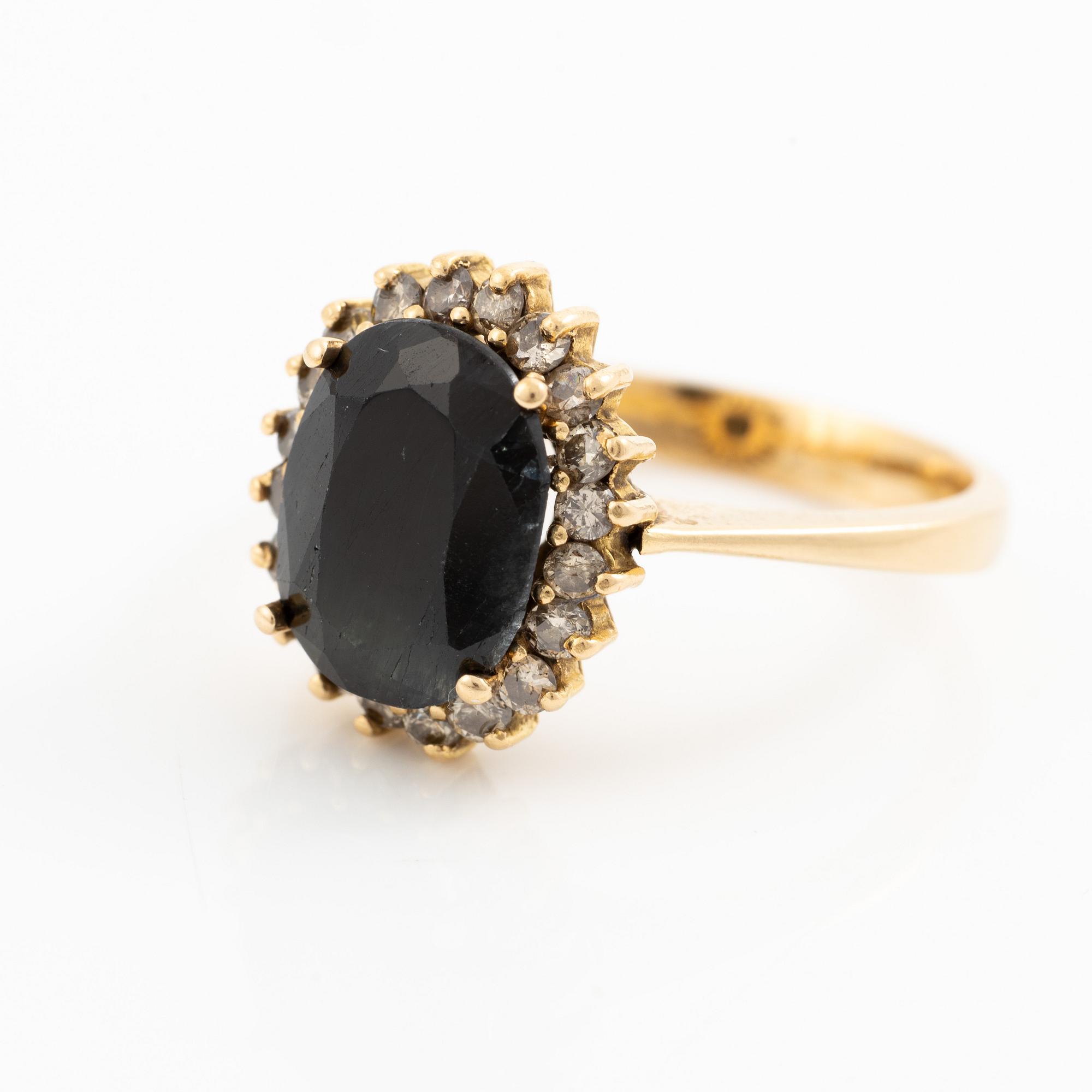 Ring, 18K gold with dark sapphire and brilliant-cut diamonds.