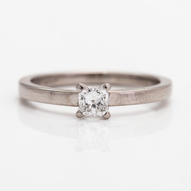 Ring, 18K vitguld och princessslipad diamant ca 0.39 ct. Finland 2009.
