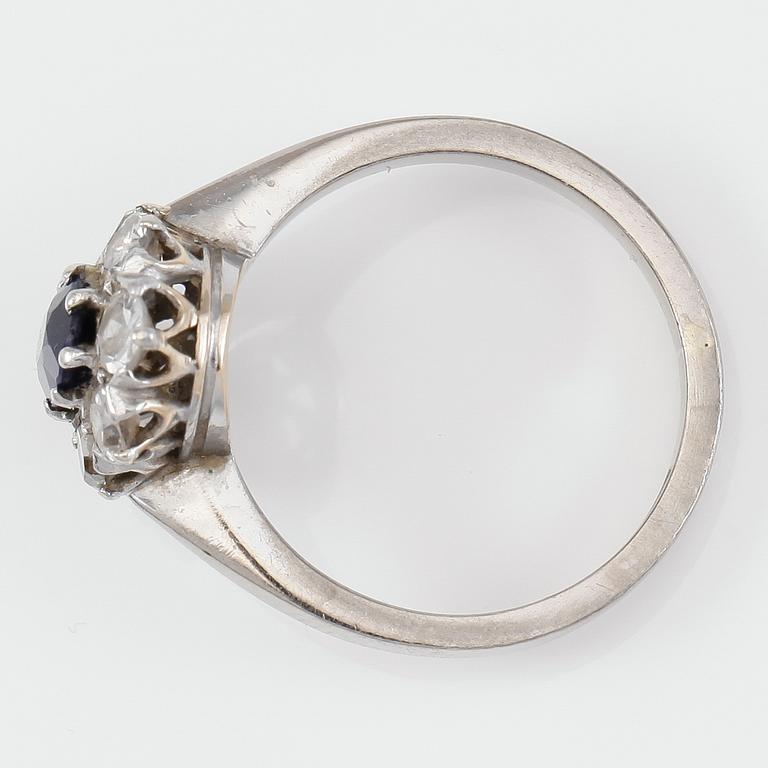 RING, 18 k vitguld, Teboon, Nyköping 1976, briljantslipade diamanter och safir. Vikt 4,1 g.