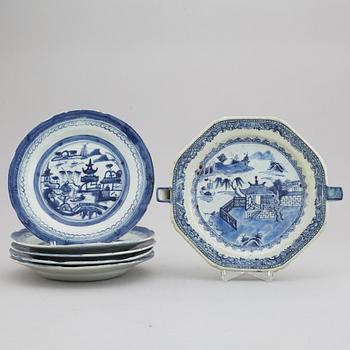 A blue and white hot water dish and five dinner plates, Qing dynasty, 18/19th Century.
