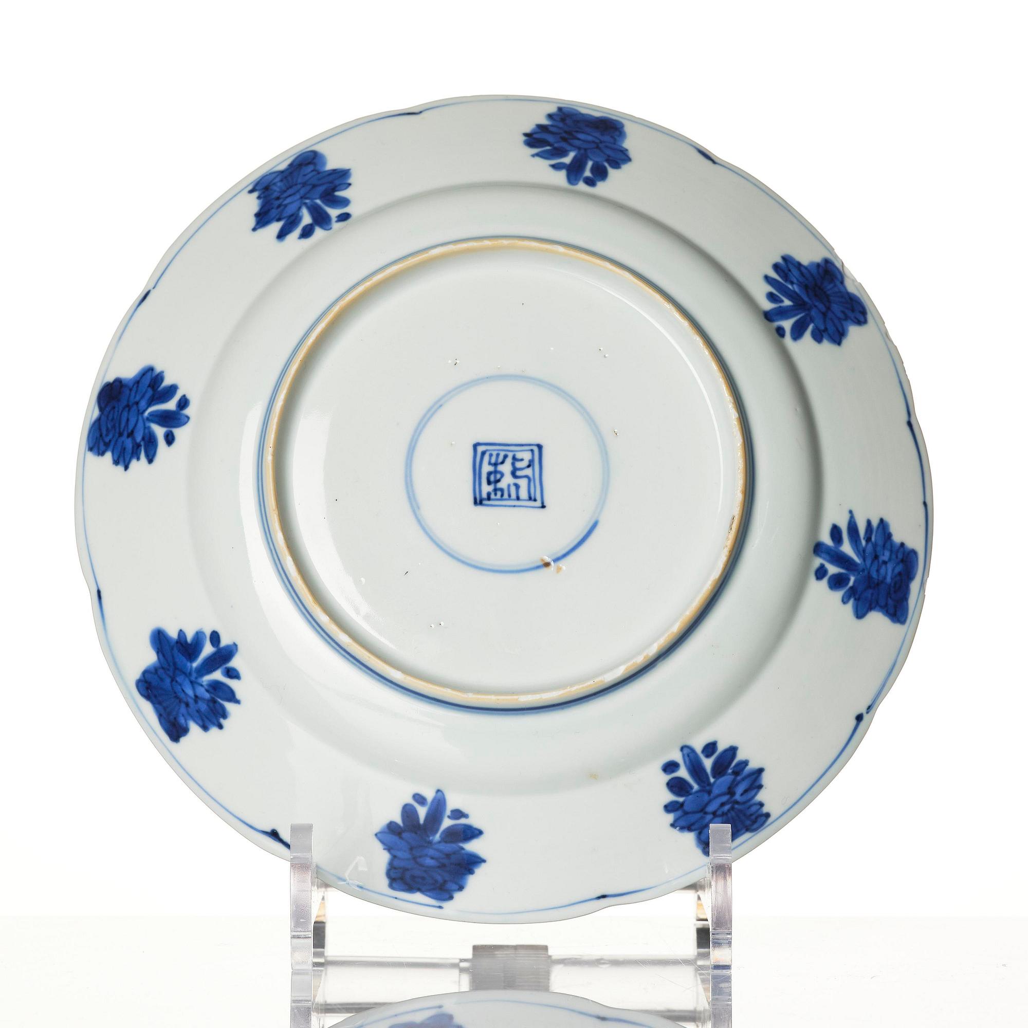 A blue and white dish, Qing dynasty, Kangxi (1662-1722).