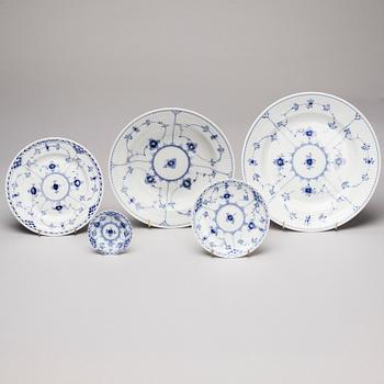 SERVISDELAR, 45 delar, porslin, "Musselmalet", Royal Copenhagen, 1950- /60-tal.