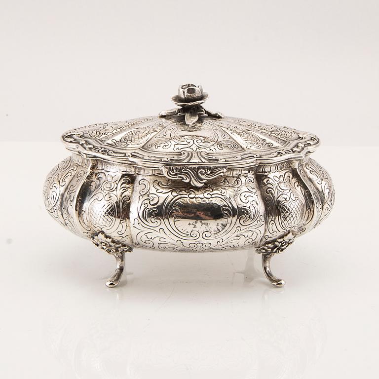 A Swedish silver suger box mark of JL HUltman Stockholm 1951, weight 443 gram.