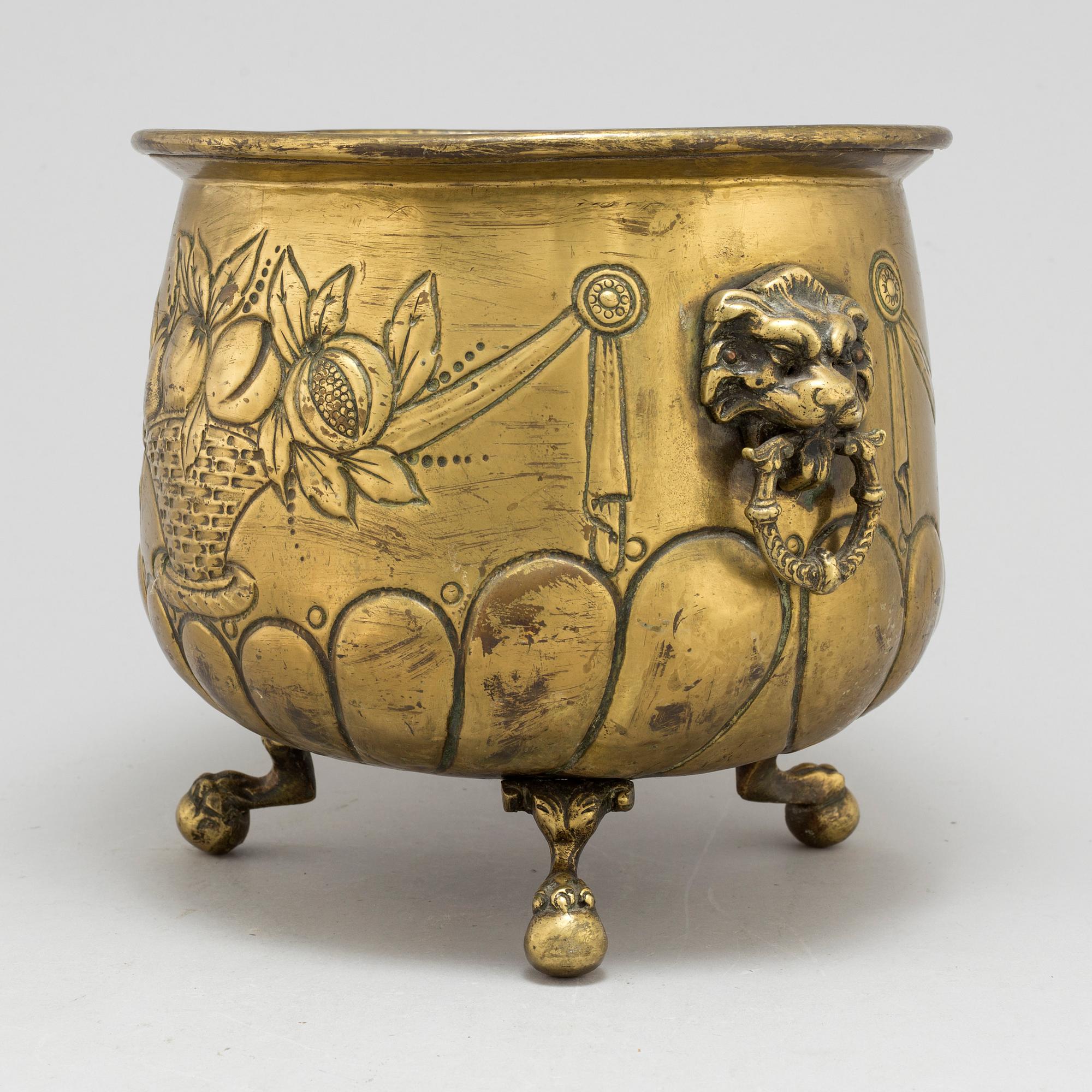 AN 18TH CENTURY BRASS FLOWER POT.