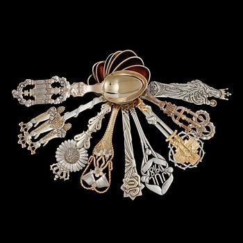 ÅRSSKEDAR, 9 st, silver, Danmark. 1900-talets första hälft. Tot vikt 448 g.